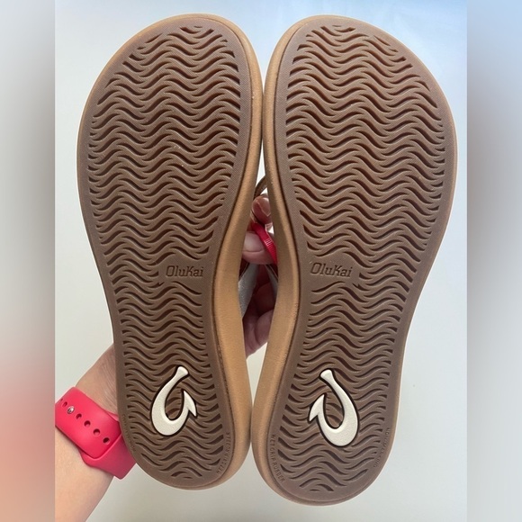 Olukai Women’s Kapehe Luana Sandals Footwear in Silver/Sahara Sz 5 NWT - Picture 3 of 4